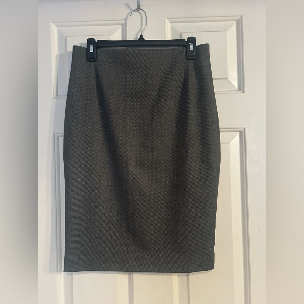 Ann Taylor Petite Gray Midi Pencil Skirt. 8P. NWT